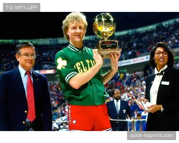 拉里·伯德关键时刻连续三分命中拉开比分，展现无球得分优势