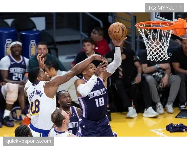 拉塞尔·威斯布鲁克连续突破增压篮下得分，效率显著优于同期队友